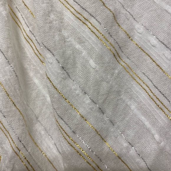 🎉HP🎉 EUC LOFT Petites white top with silver/gold metallic thread stripes size LP - Picture 4 of 7